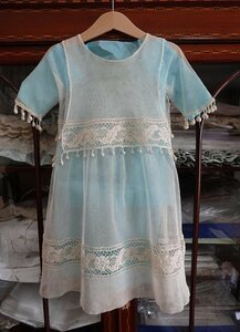 Grace アンティーク フランス 1900年初頭 クロシェ と ポンポン付き チュール の ベビードレス 丈58cm　ドール衣装にも