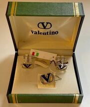 B3G024◆新古品◆ ヴァレンティノ Valentino 金属素材 ネイビー×シルバー色 ロゴ カフスボタン カフス タイタック 合計2点セット_画像1