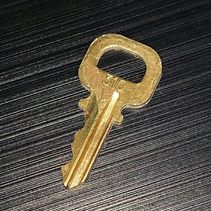 [ postage 63 jpy ]310 key LOUIS VUITTON Louis Vuitton south capital pills key lock katenapado lock bato lock key . pills breaking the seal original gold Gold gold