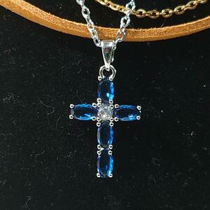 ブルージルコニアと人工ダイヤモンドをあしらえた十字架、クロスのネックレス