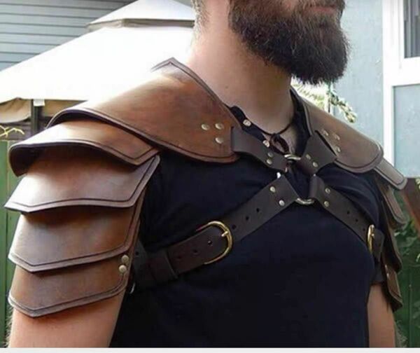 中世の騎士 ショルダープロテクター　ショルダーアーマー（合皮製）★茶色★コスプレ　ハロウィン　ヨーロッパの戦士