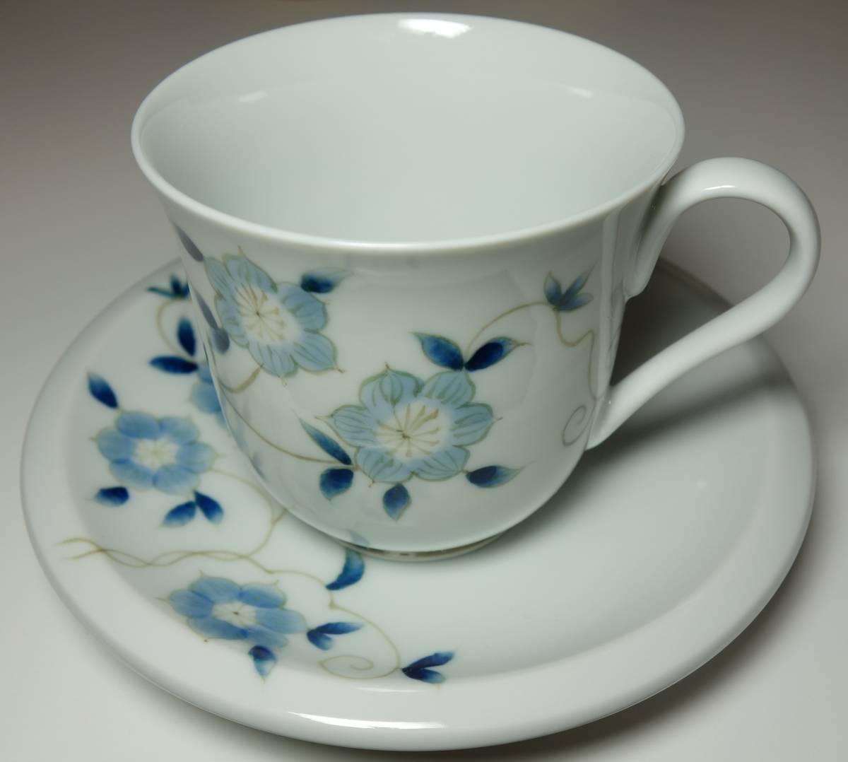 Période Heisei Romance Illustration de fleurs peintes à la main Tasse à café et soucoupe Main rare, céramique japonaise, La céramique en général, porcelaine colorée