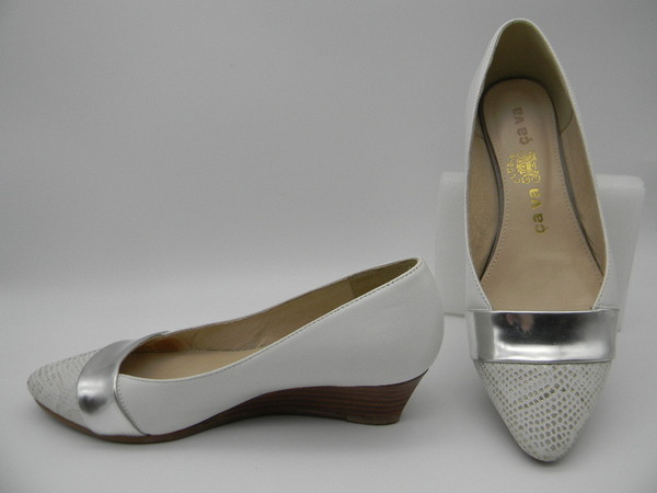 ☆☆【 cava cava 】◆ パンプス(22.5cm)白 シルバー