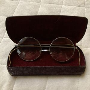 アンティーク.明治.大正時代.レトロな当時物の丸眼鏡.銀色.当時の純正サック付き.材質は鉄に中は布.表は本革.眼鏡の横幅.約11. ３cmです。