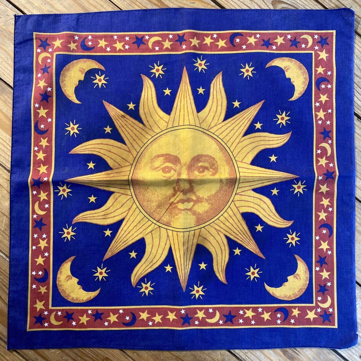 Envío gratis Vintage pañuelo sol luna ilustración pintura azul patrón completo hecho en EE. UU. obtenido en EE. UU. productos varios pañuelo American casual vintage A0557, moda, Accesorios de moda, pañuelo