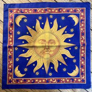 Art hand Auction 무료 배송 Vintage bandana sun moon 일러스트 페인팅 블루 올오버 패턴 made in USA sourced in USA 잡화 손수건 사탕 화재 빈티지 A0557, 패션, 패션 악세사리, 두건