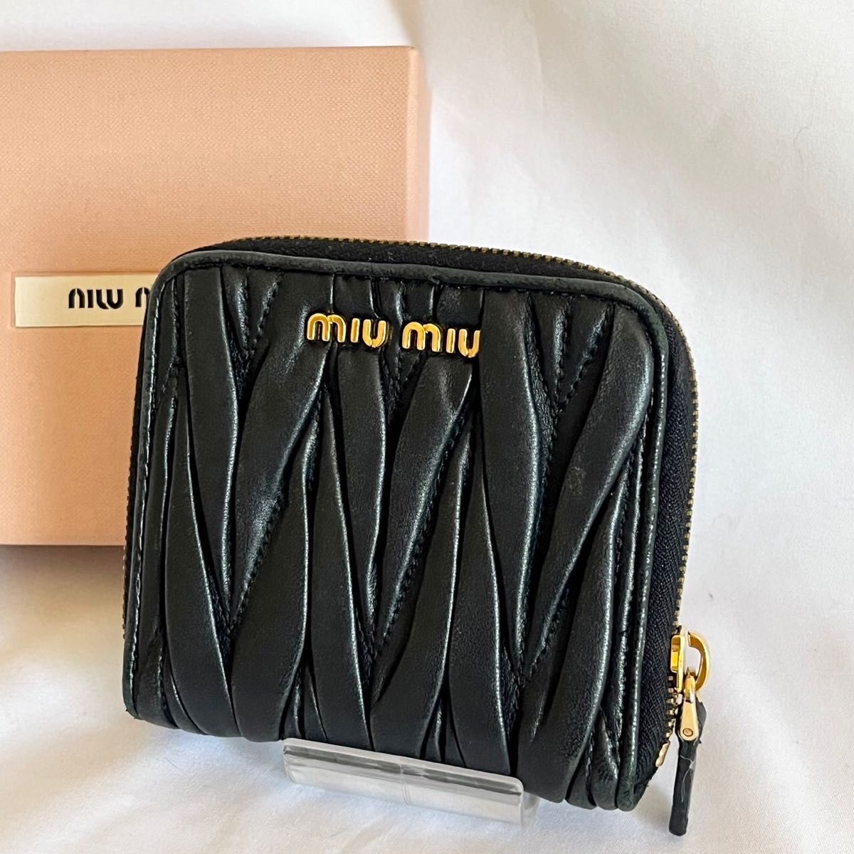 ミュウミュウ 二つ折り財布 miumiu マドラスレザーNERO黒 純正箱