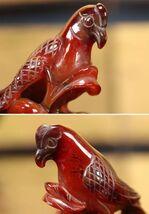 BX29 中国古玩　赤瑪瑙 刳り貫き 花鳥細密彫刻 置物 唐木台付 メノウ_画像5