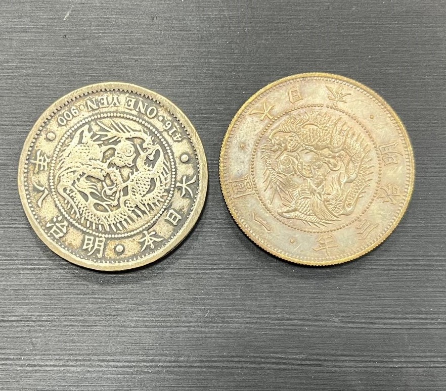 18976【日本の銀貨】『一圓銀貨明治三年・明治八年(参考品)』真贋不明
