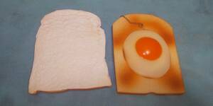食品サンプル：食パン トースト エッグ ＆ クリーム サイズ約14x10cm 2枚 スクイーズ IE2F/オクパナ