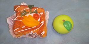 食品サンプル：リアル スイーツ 菓子パン ＆ フルーツ アイス 8x8cm スクイーズ 美品 IE2F/オクパナ