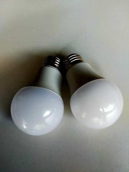 ★アイリスオーヤマ LED電球(60W形相当)×2★