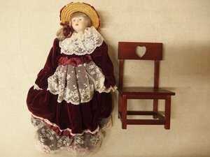 0730117w【SABA 麦わら帽子の女の子 ビスクドール 人形用椅子付き】ワインレッドドレス/人形全長35cm程度/中古品