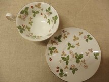 0730555w【WEDGWOOD ワイルドストロベリー ティーカップ＆ソーサー ２客】C&S/ウエッジウッド/WILD STRAWBERRY/中古品_画像2