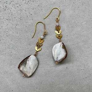シェル 貝殻 大粒 大きめ 大きい リーフ チェーン ピアス イヤリング ハンドメイド アレルギー ムーンストーン 天然石 夏