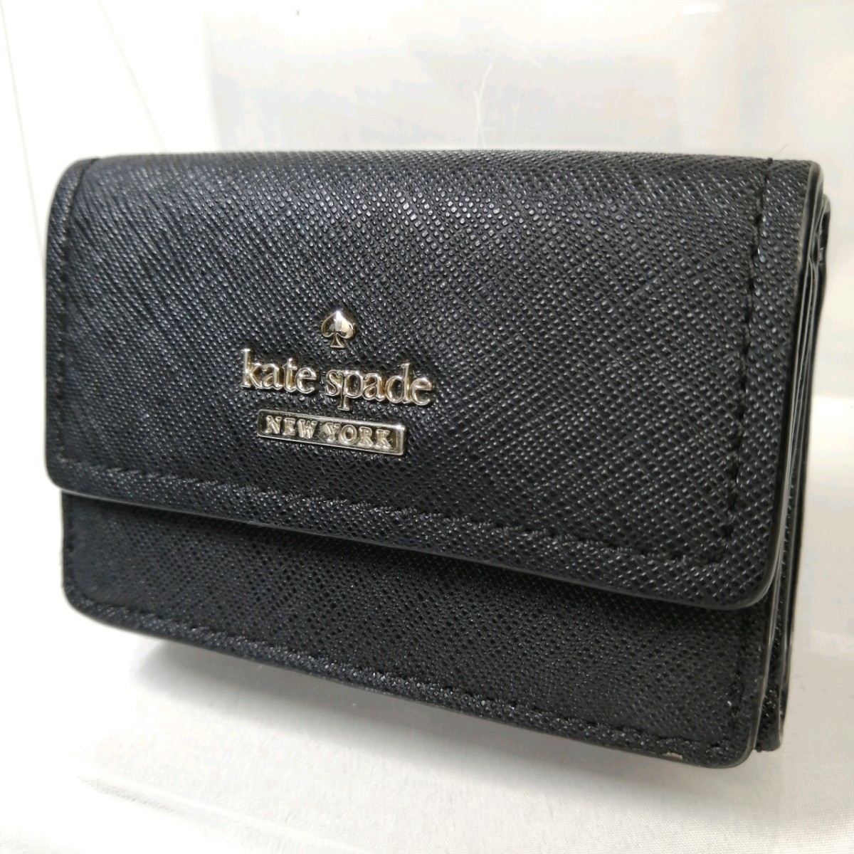 Φ 【商品ランクB】 ケイトスペード kate spade ロゴメタル レザー 三