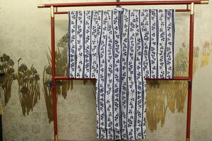 きもの今昔５３７５　夏のきもの　麻の絽紗生地バチ衿単衣仕立てきもの　アイボリ地藍色縞に蔓花模様　　　　身丈１３８ｃｍ