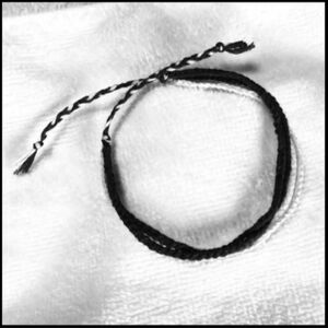 ミサンガ ブレスレット 刺繍糸 アクセサリー ハンドメイド 黒 白 ブラック ホワイト