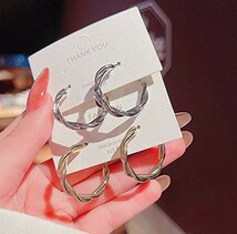 ★ オシャレ ねじる ピアス ☆ ジュエリー フープピアス 耳飾り スタッド イヤリング レディース アクセサリー 両耳用 銀 a3_画像9