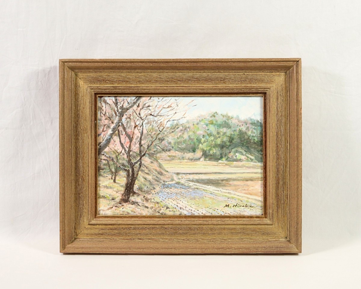 Obra genuina de Masahiro Hirabe Pintura al óleo Principios de primavera Tamaño: 33 cm x 24 cm F4 Nacido en la prefectura de Kanagawa, miembro de la Asociación Daichowakai, estudiado con Masao Matsuoka Un paisaje de pueblo de montaña con campos y flores de cerezo temprano 7696, Cuadro, Pintura al óleo, Naturaleza, Pintura de paisaje