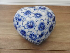 ★☆送料無料】アンティーク　陶器　小物入れ　蓋付　ハート　ブルー　花模様　☆★