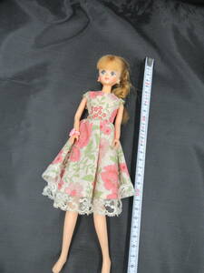 TAKARAソフビ人形　花柄模様のドレスの　女の子　靴なし　名前はわかりません。　中古