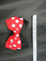 Minnie　mouse　黒/赤に白いドット模様/赤色　リボン　ヘアーアクセサリ　小さい金属製メタルバッチ付き_画像3