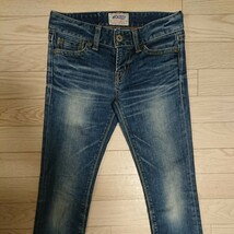 moussy マウジー スキニー系 スリム 美脚 ボトムス ジーンズ デニムパンツ インディゴ ブルー ユーズド加工 25 ストレッチあり 人気 定番 _画像4