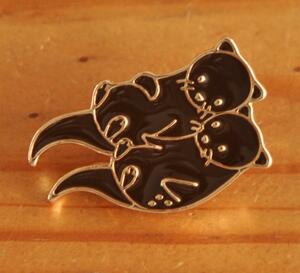 Pins Badge ピンズ ピンバッジ ラペルピン 画鋲 ピン ラッコ らっこ 猟虎 海獺 海獣 かわいい 動物 水族館 こげ茶 ブラウン 貝 2匹