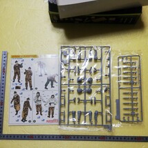 ☆地　6530　1/35 ドラゴン ドイツ軍　自走砲砲兵　プレミアム版　兵士４名　砲弾　蓆むしろ　未組立 　_画像7