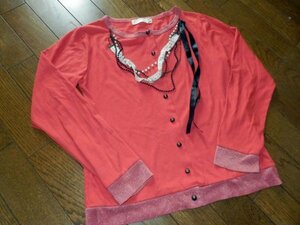 t2：PAGEBOY 赤 パール風 飾り付 前開き カーディガン レディース 洋服