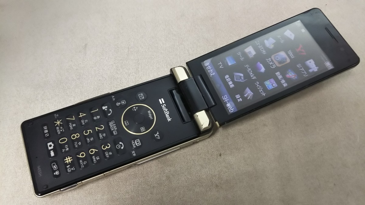 Softbank A205SH AQUOS ケータイ4 ブラック 白ロム 防塵 防水 耐衝撃