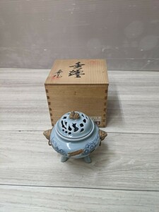 伊万里・鍋島焼／鍋島大秀作／染付／青磁／龍文／印刻／３つ足香炉