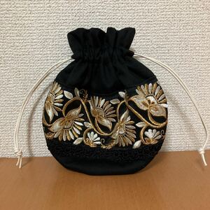 ハンドメイド 丸型巾着袋 インド刺繍リボン マチなし　黒　ゴールド　花