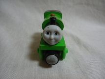 即決　ＵＳ　2012年製　きかんしゃ　トーマス　PERCY　パーシー　機関車　木製　ミニカー　8.7センチ　マテル社製_画像1