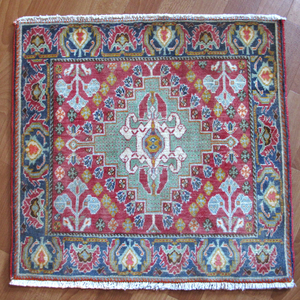 ギャッベ イラン産ギャベ（カシュガイ） 座布団サイズ 60×63cm 天然ウール100％ 手織り （品番：ZP-985）