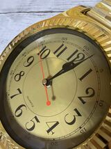 23A07-116N:ビッグ　腕時計型　壁かけ時計　ゴールド　クオーツ　金　レトロ　昭和　22×4×67　インテリア_画像3