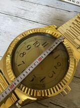 23A07-116N:ビッグ　腕時計型　壁かけ時計　ゴールド　クオーツ　金　レトロ　昭和　22×4×67　インテリア_画像2