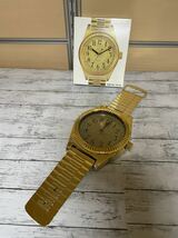 23A07-116N:ビッグ　腕時計型　壁かけ時計　ゴールド　クオーツ　金　レトロ　昭和　22×4×67　インテリア_画像1