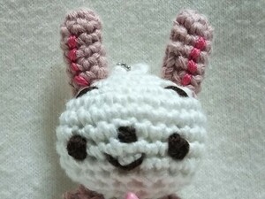 Art hand Auction *room 183*あみぐるみ*白とピンクのうさぎさん*ハンドメイド*手作り*ボールチェーン*星*ボタン*, おもちゃ, ゲーム, ぬいぐるみ, あみぐるみ