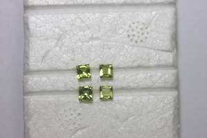  natural peridot, loose 4 piece 1 set ( Princess fa set 4×4mm rom and rear (before and after) )