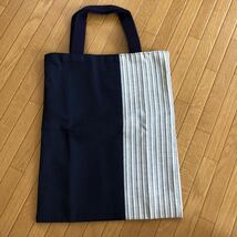 新品　鰹縞手提げバッグ　33×26センチ　焼津名産魚河岸生地　厚手しっかり　紺色　エコバッグ かつおじま　和　日本昭和レトロ_画像1