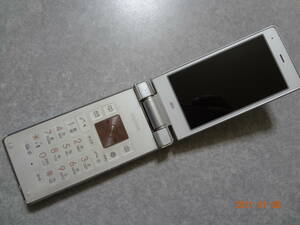 au シャープ SHARP AQUOS Android携帯 SHF31