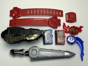 良品　仮面ライダーセイバー 変身ベルト DX聖剣ソードライバー&水勢剣流水エンブレム&ライオン戦記ワンダーライドブック　H37243　1900