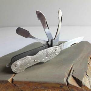 銀製 5丁 折り畳み　豆 ツールナイフ（手彫り柄入り）無銘　日本製 1950年代　SILVER 950 張り　唐草　骨董　ビンテージ　レトロ