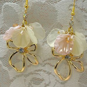 ミルキーカラー オリジナル 花びら チャーム 大きめフラワー かわいい☆大人かわいい ハンドメイドピアス