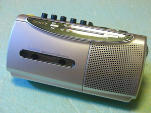 古い小型ラジカセ SONYソニー FM/AM RADIO CASSETTE-CORDER CFM-E5 (動作・良品) ジャンク品扱い