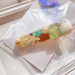 海からの贈り物がたくさん詰まった砂ベースのヘアクリップ