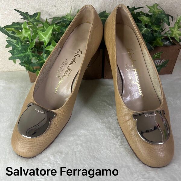 Salvatore Ferragamo パンプス　ビジュー　ガンチーニ　本革