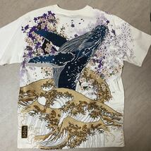 【新品タグ付 人気サイズL】絡繰魂 粋 座頭鯨 Tシャツ クルーネック 和柄 刺繍 メンズ クジラ 桜 半袖 mens ファッション おしゃれ ホワイ_画像2